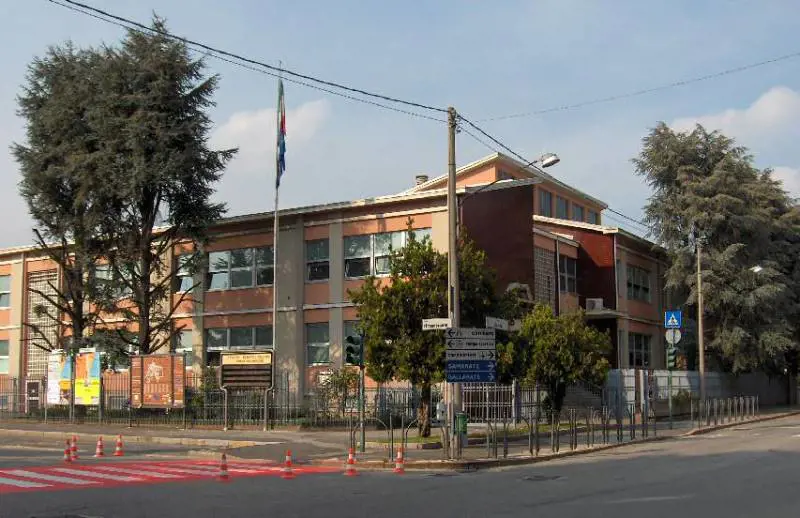 Lite tra genitori fuori dalla scuola, spunta un machete