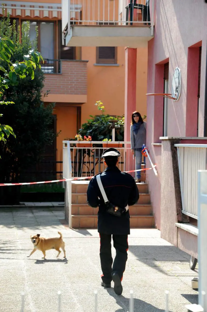 Uccide i genitori con l'ascia: in fuga il figlio 27enne 