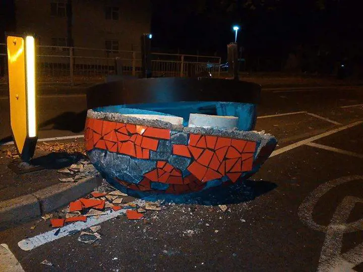 La polizia: "Niente paura, abbiamo trovato i resti di un ufo in strada"