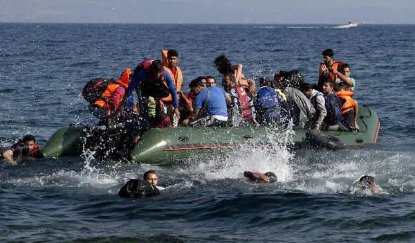 I commandos di armati che affondano i barconi