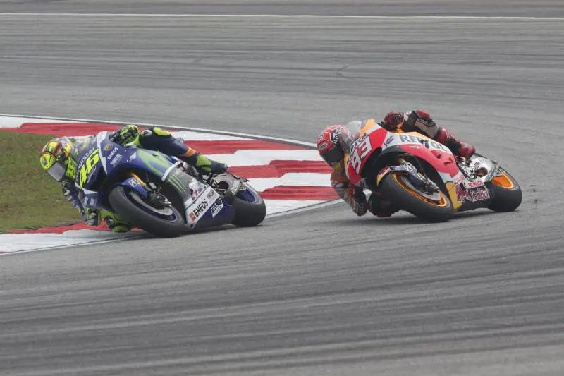 La rabbia di Marquez: "Rossi mi ha dato un calcio. Non finirà qui..."