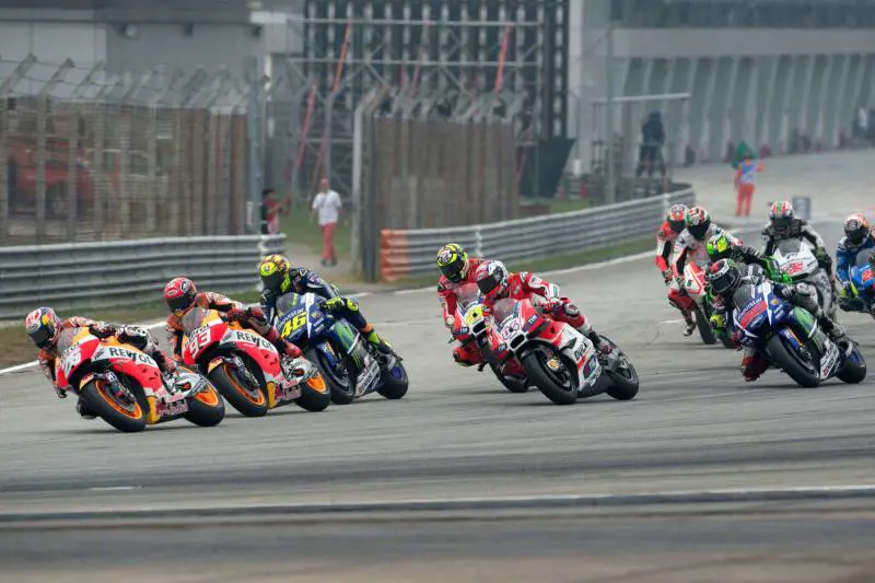 Un gruppo di piloti pronto ad aiutare Rossi
