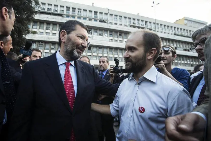 Le dimissioni di Marino diventano una farsa