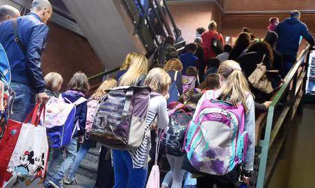 Professori ripresi durante le lezioni: ventidue gli alunni sospesi da scuola