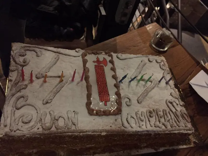 La torta di compleanno di Massimo Giorgetti, con tanto di fascio littorio e simbolo delle SS