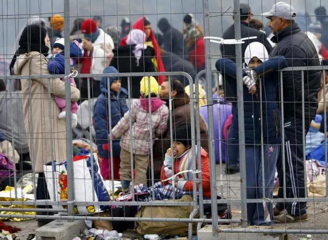 "Rischio terroristi fra profughi? Prendiamo solo famiglie e gay"