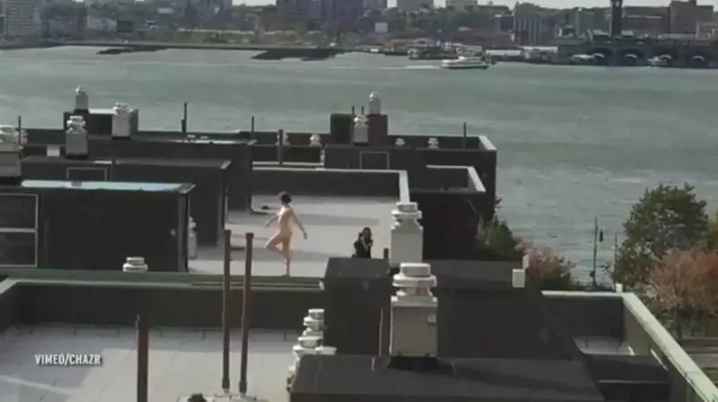 Si affacciano dalla finestra e vedono una modella nuda