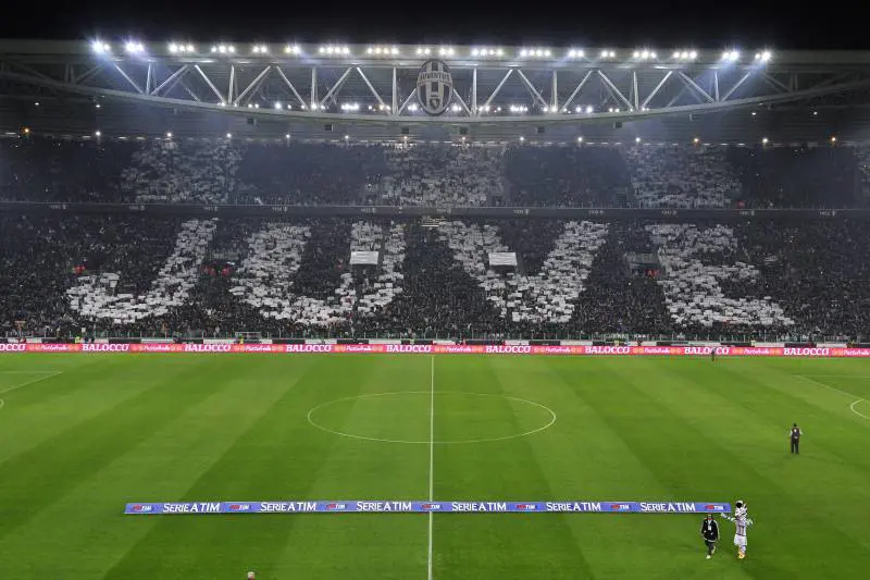 Il calcio finisce sotto scorta. In Europa stadi blindati
