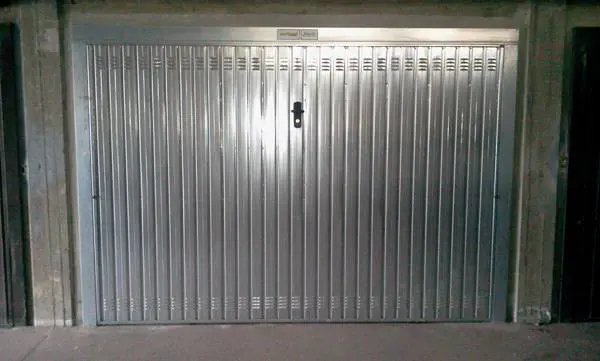 I romeni gli occupano la casa.E lui deve dormire nel garage