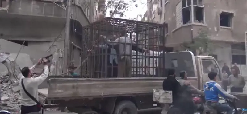 Siria, chiusi in gabbia dai ribelli e usati come scudi umani