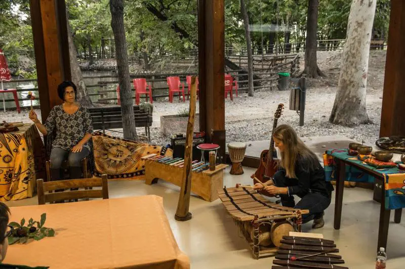 "Sei di destra? Non puoi suonare: qui ci sono i profughi"