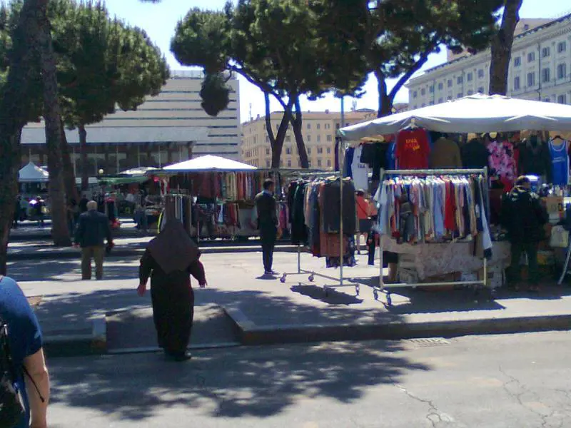 Giubileo, la stazione Termini di Roma è un suk a cielo aperto