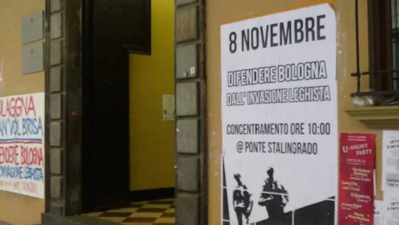La vigilia dei centri sociali: minacce e muri lordati