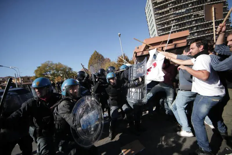Bologna blindata: antagonisti in corteo, cariche e tafferugli