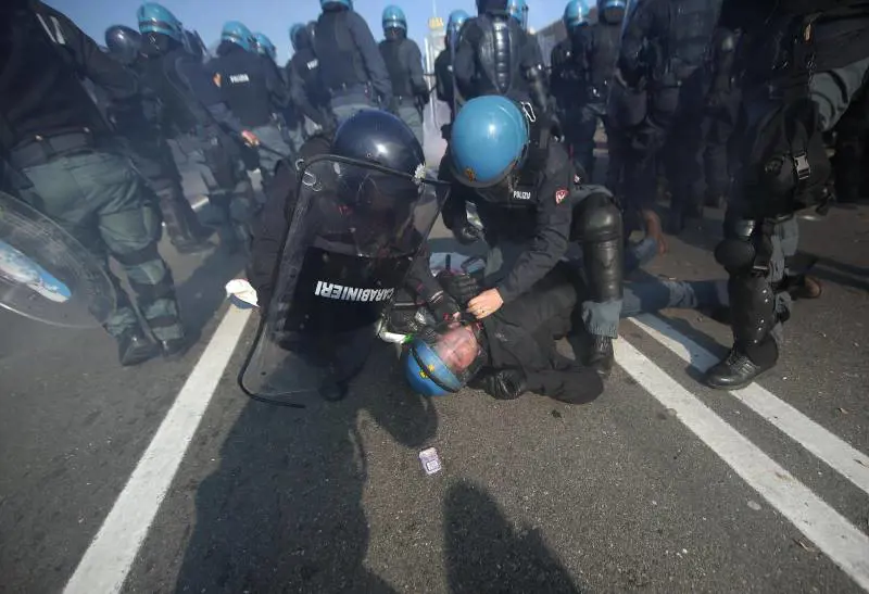 Centri sociali con le molotov. Ma il sindaco Pd li "assolve"