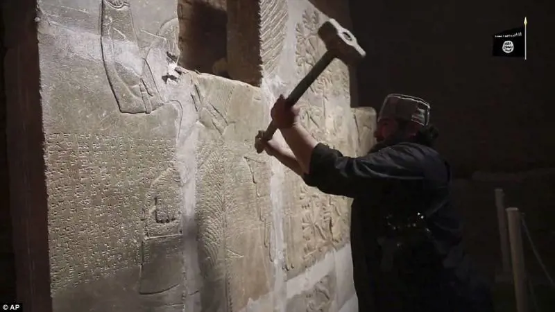 Dietro alla furia iconoclasta dell'Isis un business da milioni di dollari