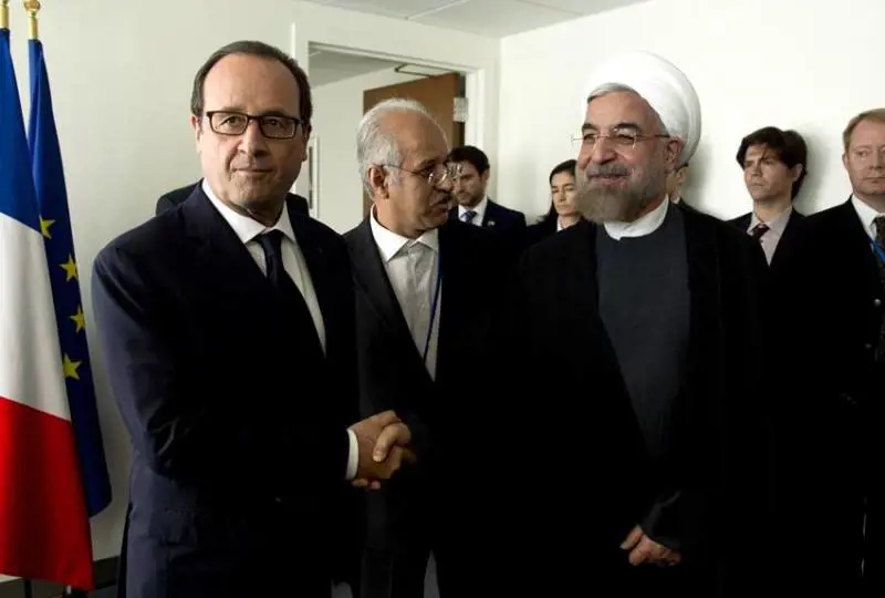 Il presidente iraniano "dà buca" a Hollande: "Niente vino a tavola"