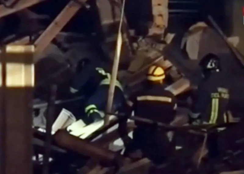 Milano, esplosione provoca il crollo di una palazzina. Un morto e tre feriti