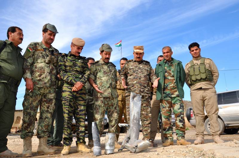 Il generale curdo Ardan Adrahman mostra i colpi lanciati dallo Stato islamico sostenendo che uno conteneva cloro