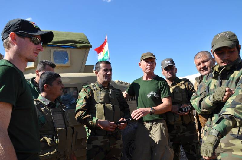 In maglietta verde i volontari americani al fianco dei Peshmerga a Sinjar 