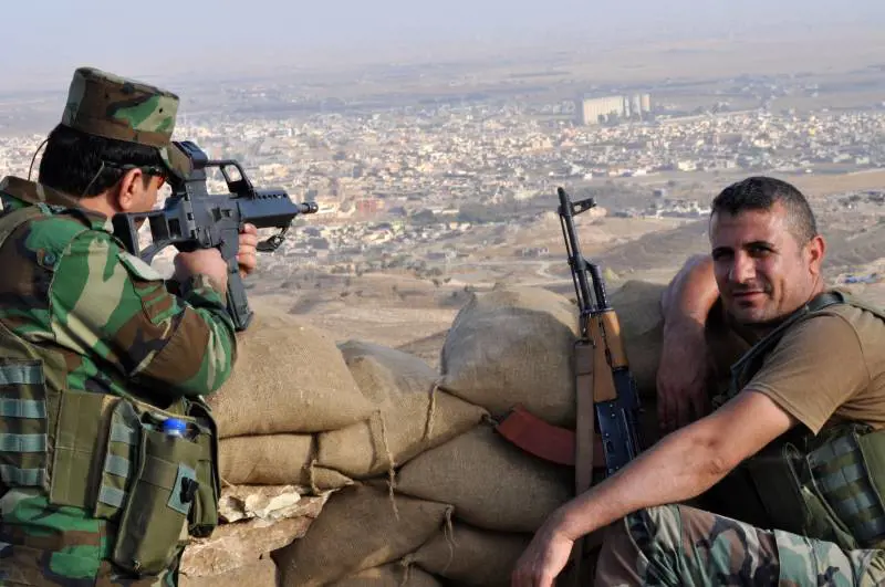 Postazione Peshmerga sulla collina che domina Sinjar occupata dalle bandiere nere
