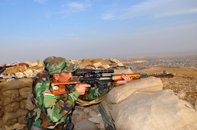 Cecchino curdo sulla collina che domina Sinjar 