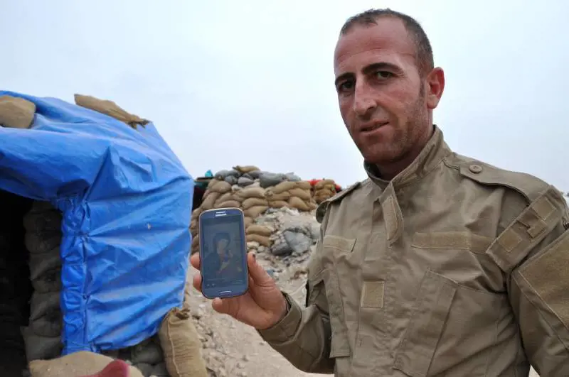 Combattente cristiano sul fronte di Sinjar con la Madonna sul telefonino
