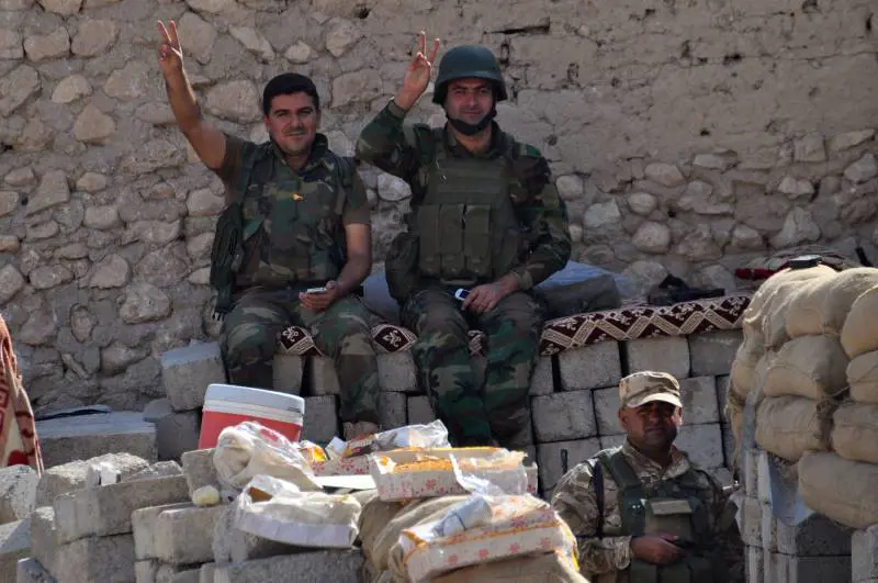 Combattenti curdi sul fronte di Sinjar 