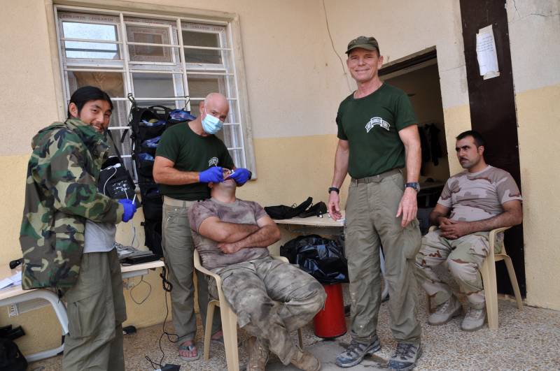 A destra Davide Eubank ex ufficiale dei copri speciali Usa porta aiuti e supporto medico ai Peshmerga a Sinjar