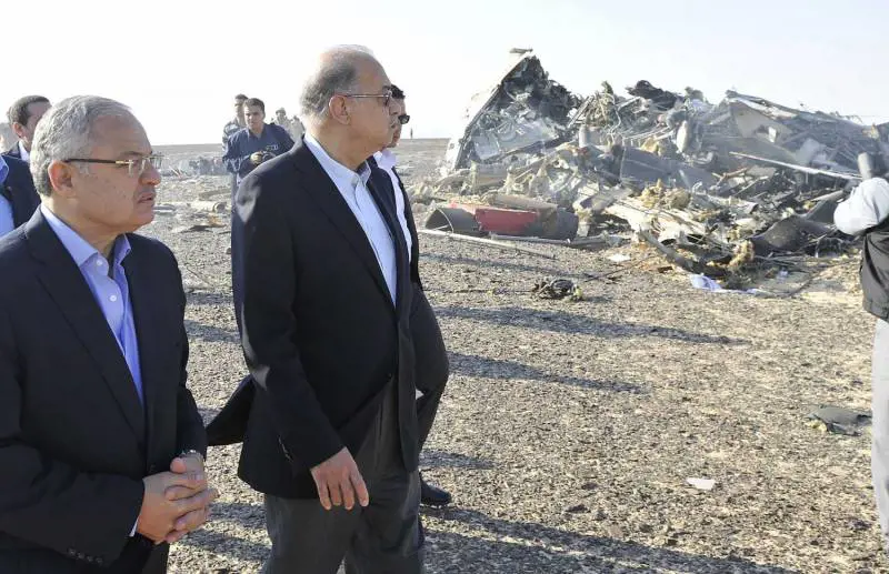 Il primo ministro Sherif Ismail con il ministro degli Esteri Hisham Zaazou