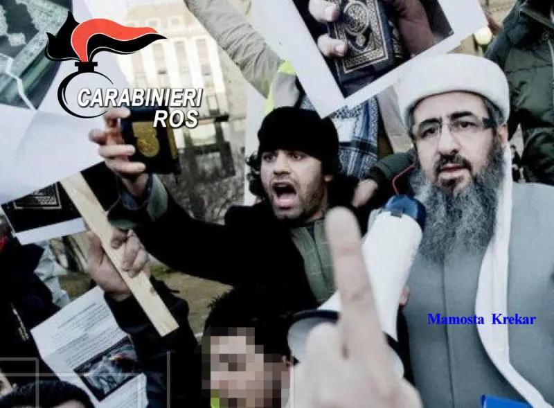 Il Mullah Krekar durante una protesta