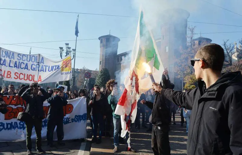 Alcuni studenti di Torino bruciano la bandiera del Pd 