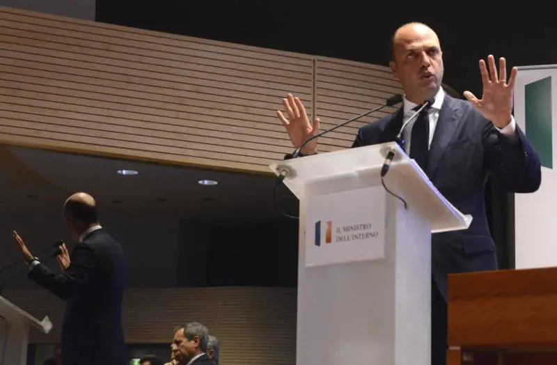 Schengen adesso scricchiola. Ma Alfano: "Non la sospenderemo"