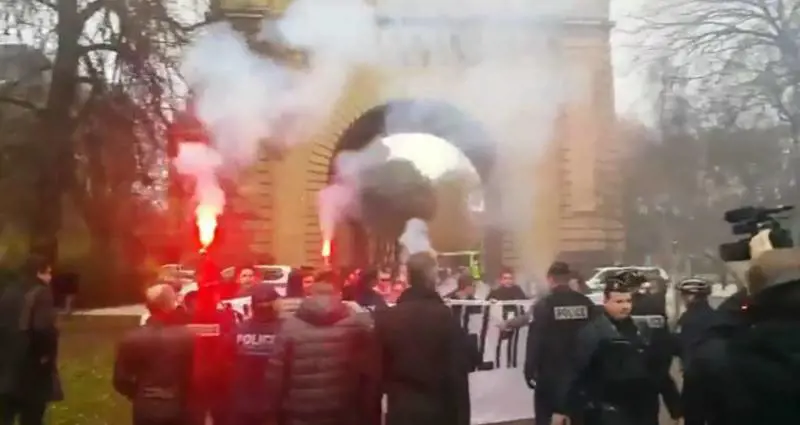 Attentati Parigi, polizia carica destra anti-Islam a Metz
