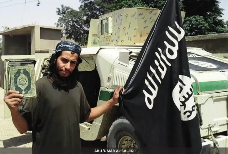 Abdelhamid Abaaoud in una foto pubblicata da Dabiq