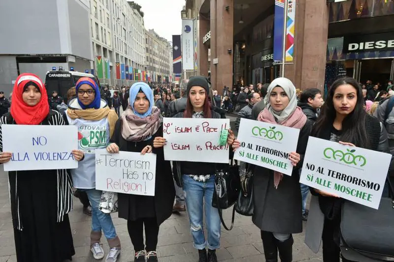 Ragazze delle comunità islamiche manifestano a San Babila
