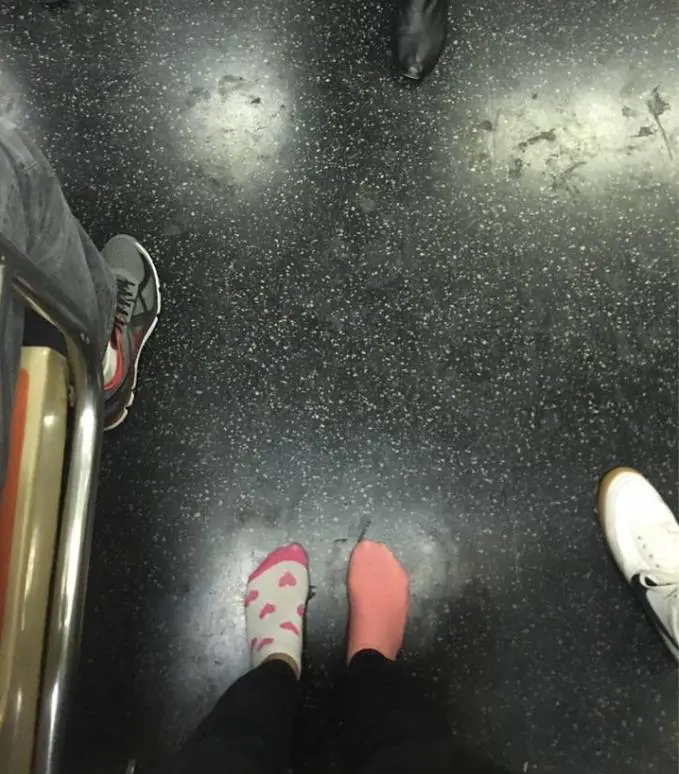 Dona le scarpe a una senzatetto e torna a casa scalza