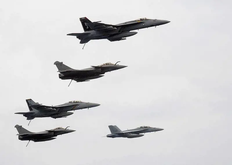 Francia, via libera dei deputati a proseguire i raid in Siria