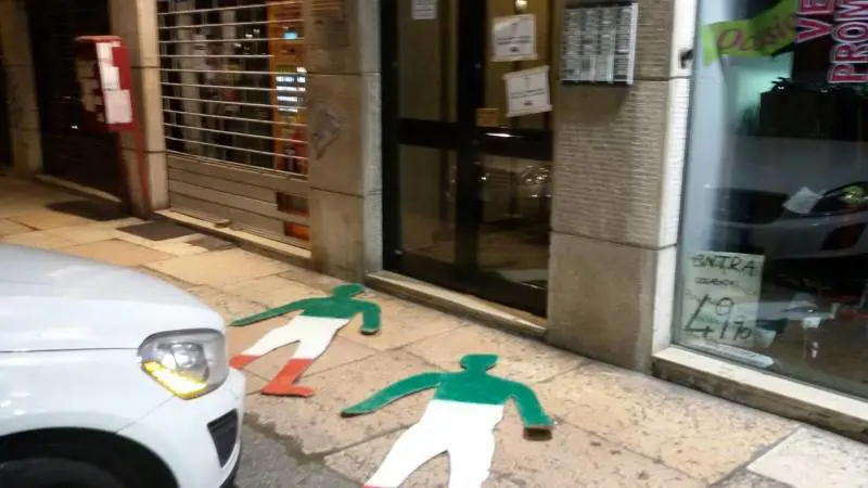 Sagome tricolori davanti a sedi Pd e Caritas: "Avete ucciso la nazione"