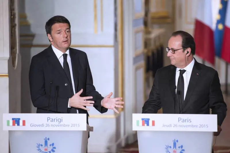 Matteo Renzi e François Hollande in conferenza stampa a Parigi
