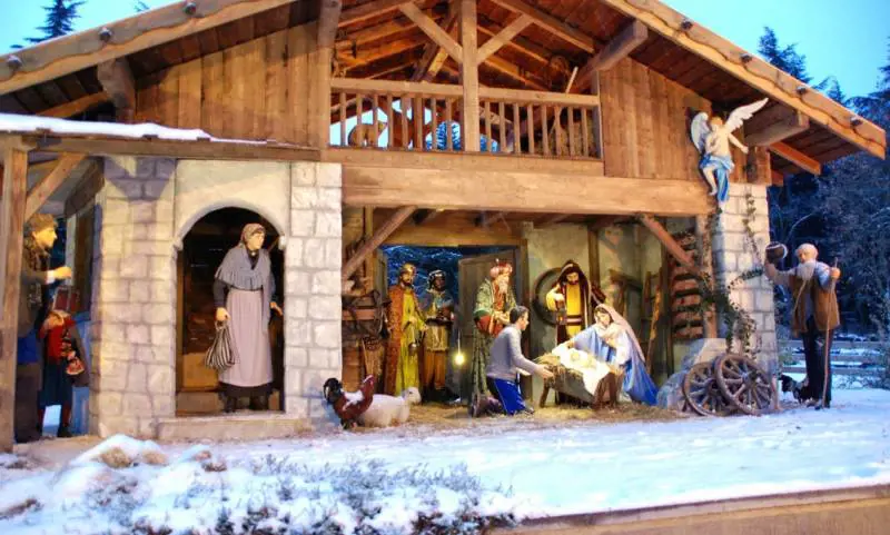 "Chi cancella la festa del Natale non è adatto a fare il preside"