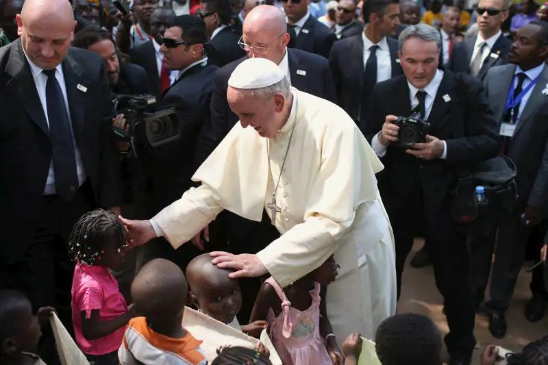 Il Papa apre la Porta santa. Inizia il "Giubileo africano"