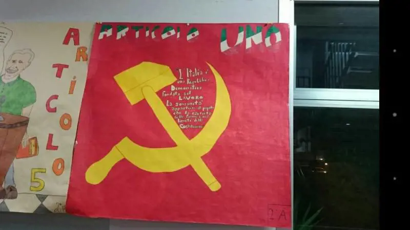 Niente benedizione a scuola ma sì alla bandiera con falce e martello