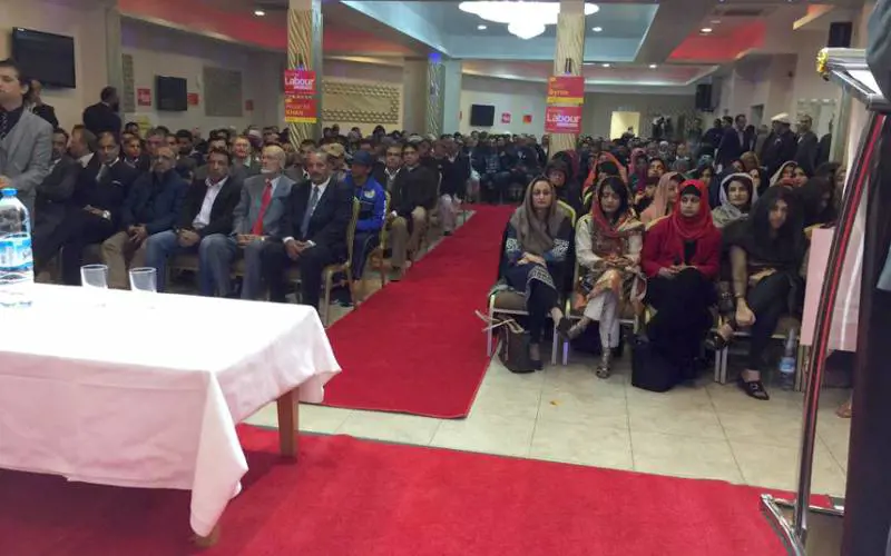 Labour ai piedi degli islamici: donne e uomini divisi ai comizi