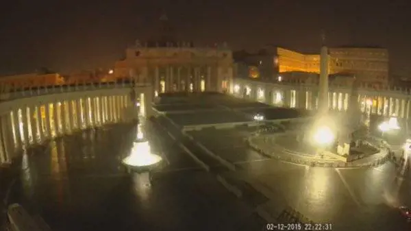 Mistero a piazza San Pietro: Cupola al buio da ore