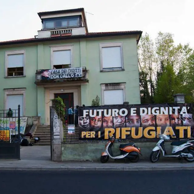 Degrado in un centro accoglienza. "Gettano i vestiti per non lavarli"