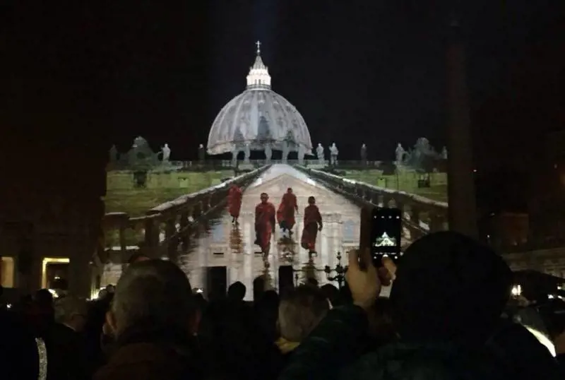 La facciata di San Pietro illuminata nell'ambito dello spettacolo "Fiat Lux"