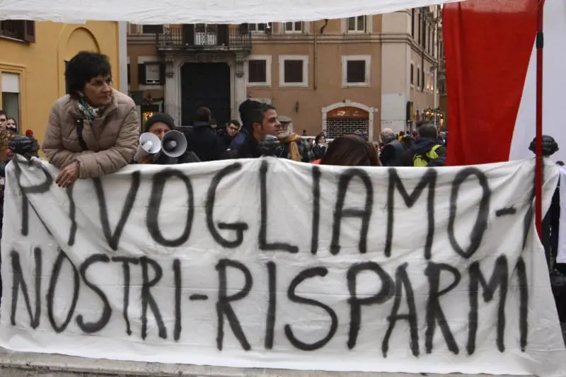 Banca Etruria, l'ammissione choc: "Ospizi e cliniche per vendere bond"