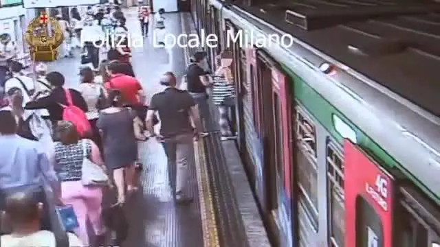 Scippo in metro: la ragazza rincorre il ladro e lo fa arrestare