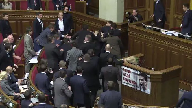 Ucraina, maxi rissa in Parlamento